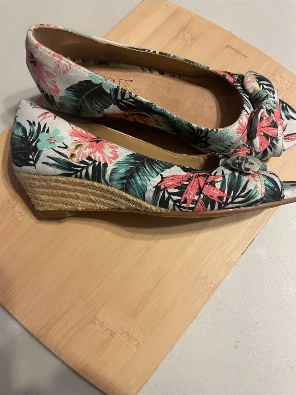 AEROSOLES Floral Knot Espadrille Wedges - White, Pink & Teal size 6.5